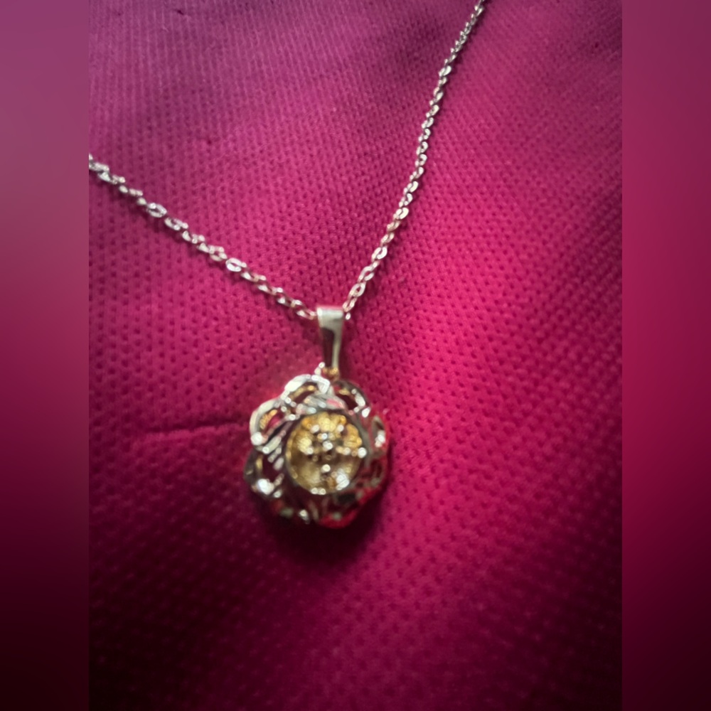18k Gold Plated Flower Pendant Necklace NWT - Picture 3 of 5